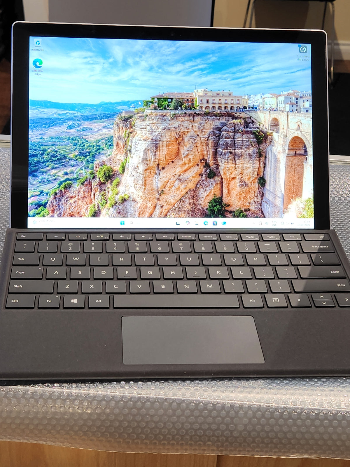 Refurbished Microsoft Surface Pro 7 (i7-10gen 16gb ram 256gb ssd ) good condition