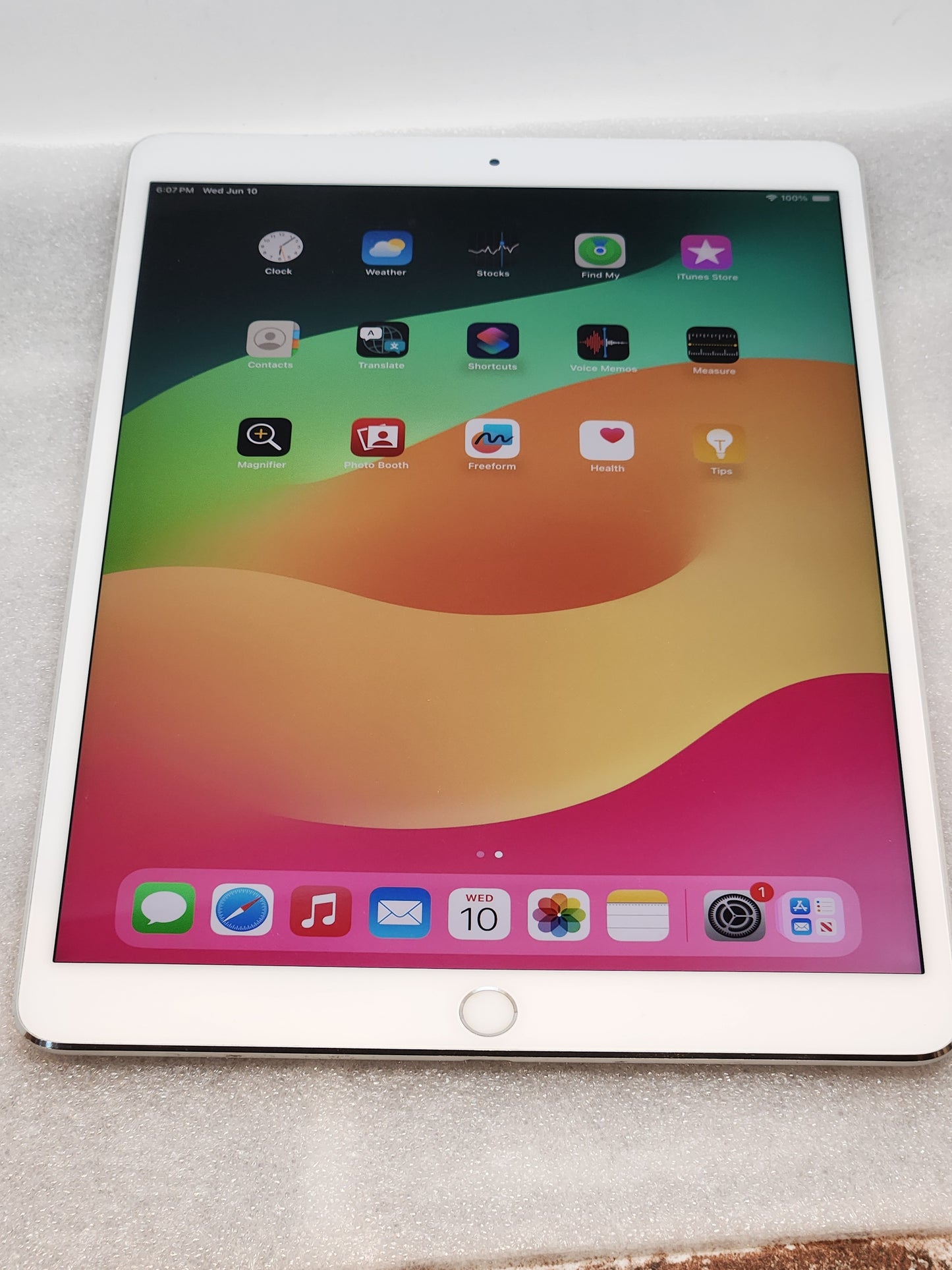 iPad Pro 10.5" (Wi‐Fi + Cellular) – 64GB, White, Good Condition!