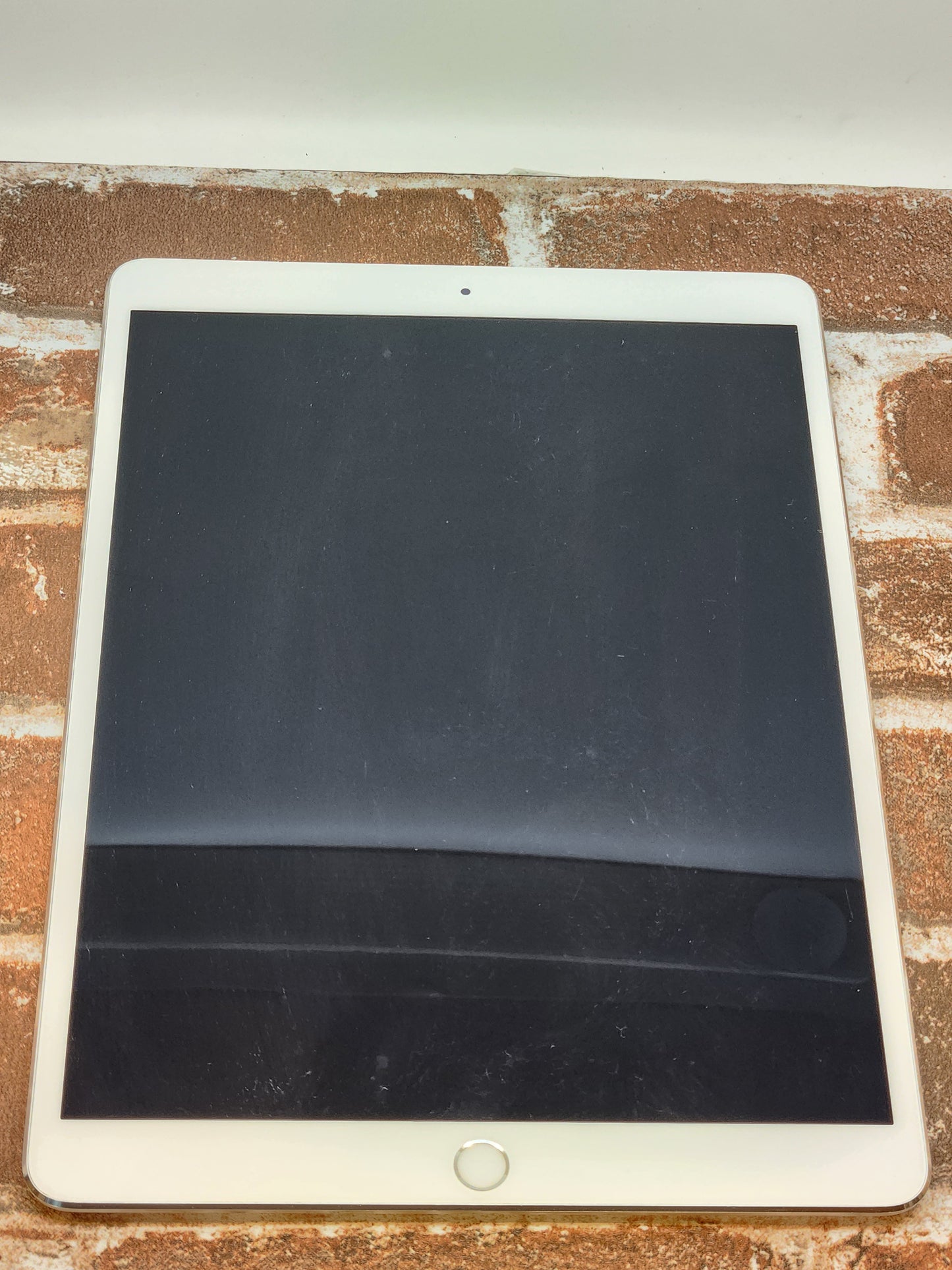iPad Pro 10.5" (Wi‐Fi + Cellular) – 64GB, White, Good Condition!