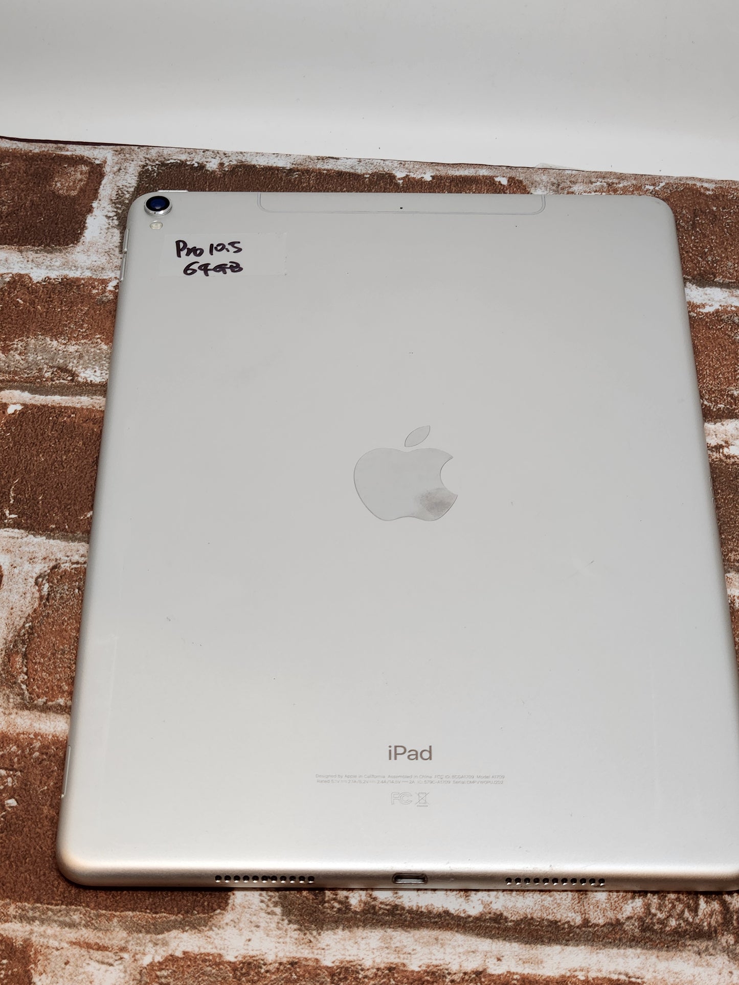 iPad Pro 10.5" (Wi‐Fi + Cellular) – 64GB, White, Good Condition!