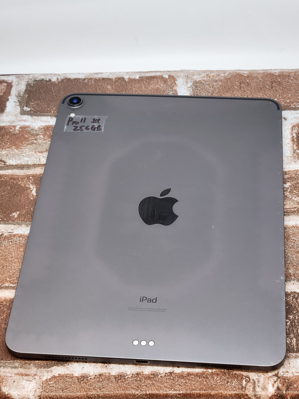 iPad Pro 11" 1st Gen 256GB Space Grey – Wi-Fi, Screen Protector Included