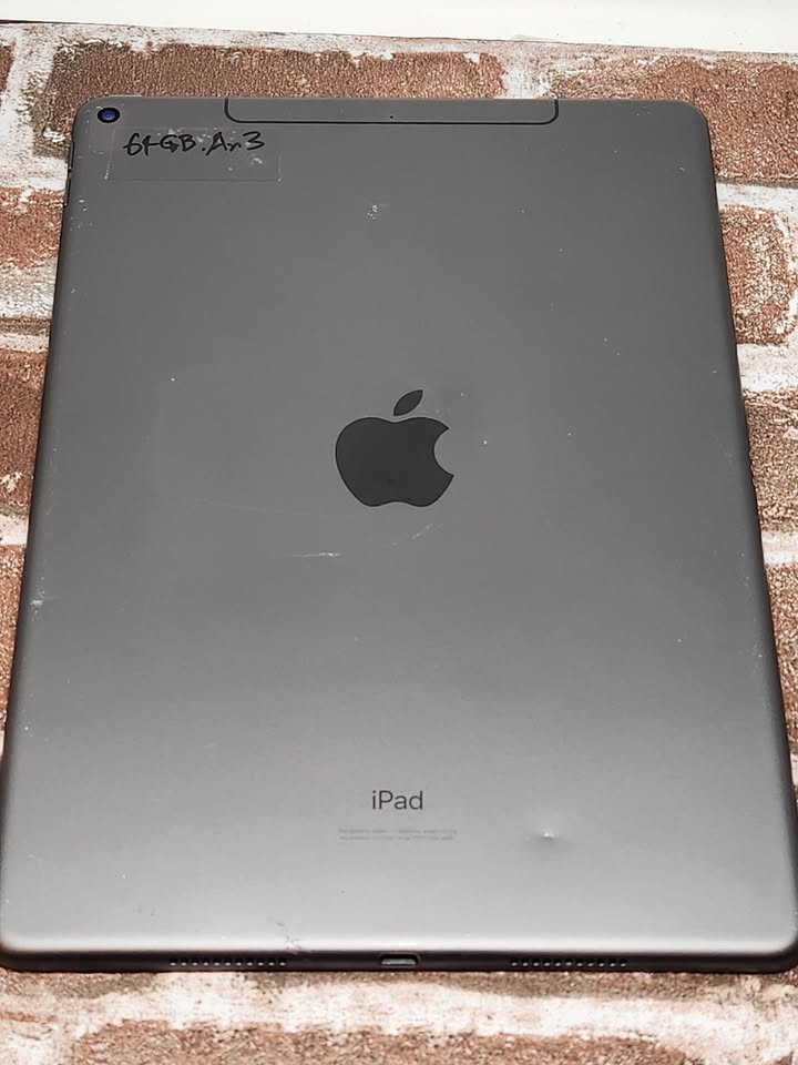 iPad Air 3 (Wi-Fi + Cellular) –64GB, Space Grey, Includes New Case, Fully Functional, refurbished. READ*