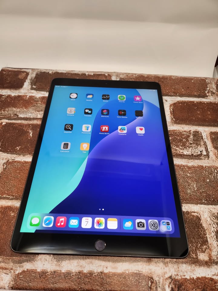iPad Air 3 (Wi-Fi + Cellular) –64GB, Space Grey, Includes New Case, Fully Functional, refurbished. READ*