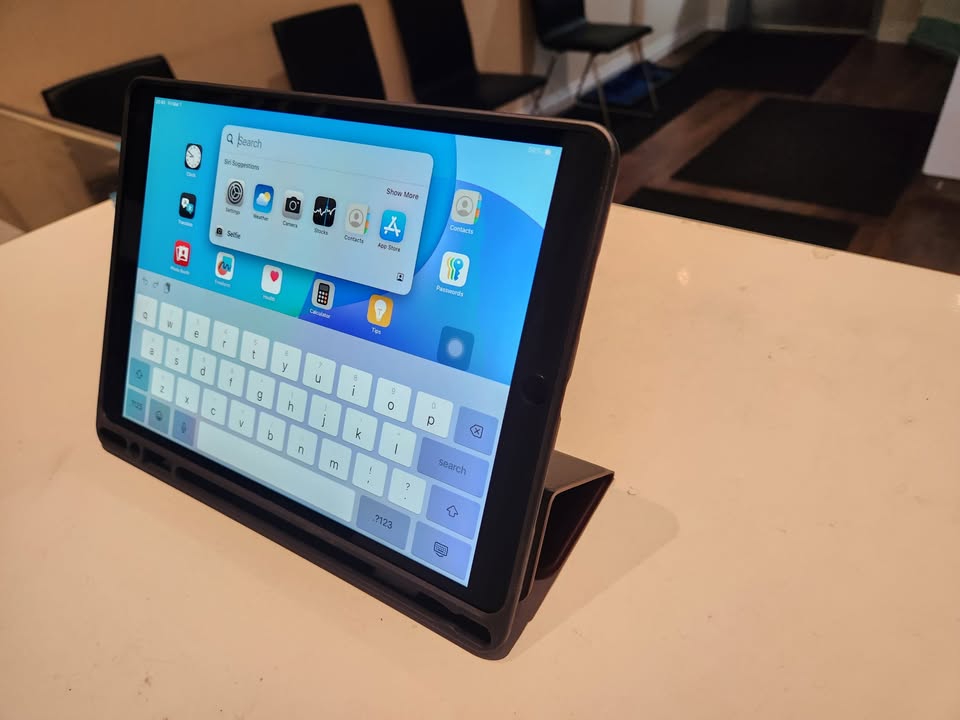 iPad Air 3 (Wi-Fi + Cellular) –64GB, Space Grey, Includes New Case, Fully Functional, refurbished. READ*