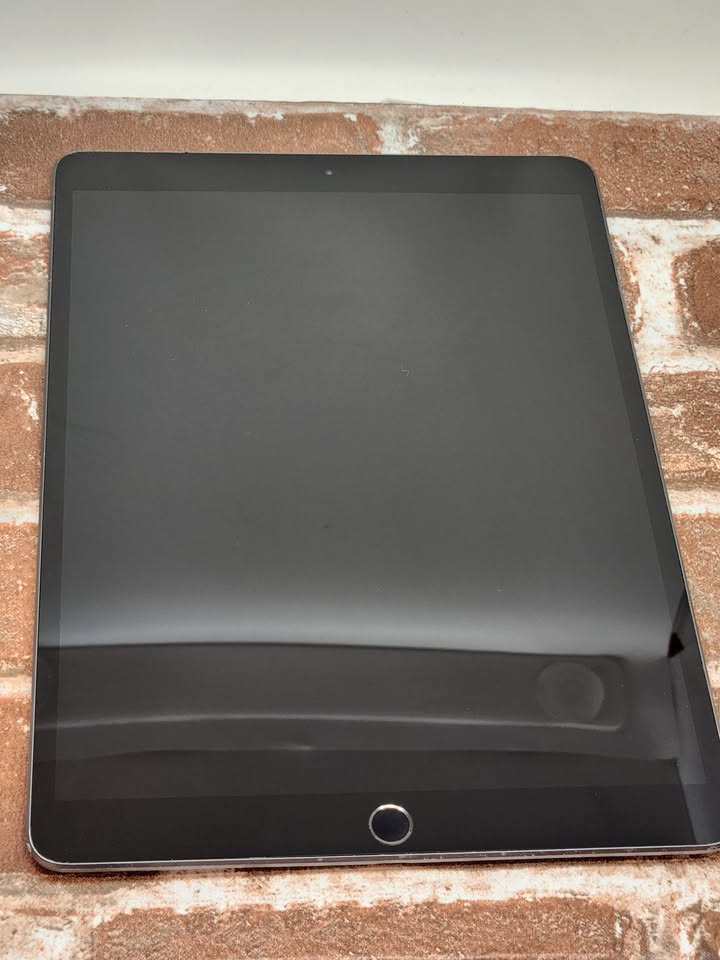 iPad Air 3 (Wi-Fi + Cellular) –64GB, Space Grey, Includes New Case, Fully Functional, refurbished. READ*