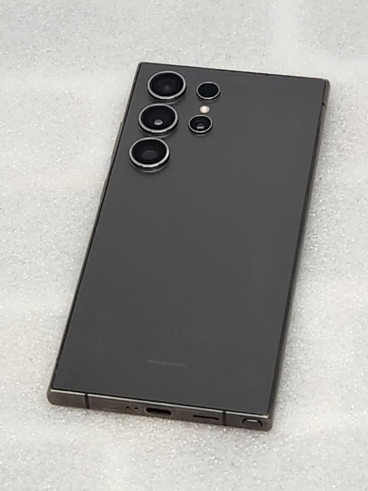 pre owned Samsung Galaxy S24 Ultra 5G (256GB) , S Pen, Unlocked - Black, good condition